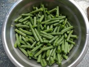 豆角择洗干净，切成寸断。