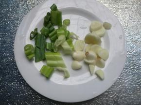 葱切碎，蒜切片。