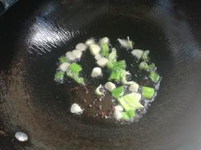 放入葱蒜煸炒出香味。