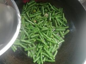 加入适量水，盖盖，小火焖煮5分钟。