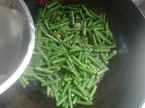 加入适量水，盖盖，小火焖煮5分钟。