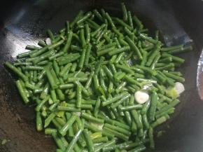 5分钟后豆角已熟，留少量汤汁，如果太多可以倒出去一部分。
