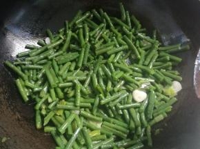 5分钟后豆角已熟，留少量汤汁，如果太多可以倒出去一部分。