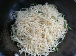 放入熟面丝，盖盖，焖3分钟。
