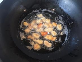 油温6成热时放入鸡肉，中小火炸至金黄色