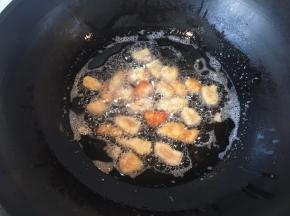 油温6成热时放入鸡肉，中小火炸至金黄色
