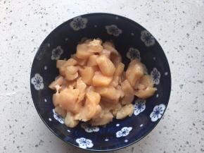 鸡胸洗净切成小块，具体大小参照外面吃的鸡米花