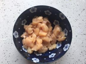 鸡胸洗净切成小块，具体大小参照外面吃的鸡米花
