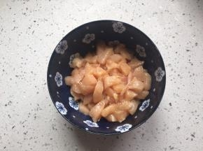 放入盐，胡椒粉，四分之一个蛋清