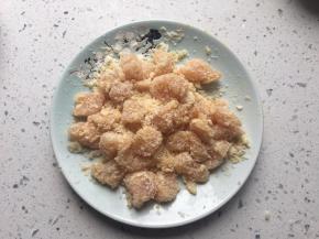 倒一部分鸡肉在面包糠中抓匀