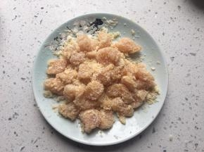 倒一部分鸡肉在面包糠中抓匀