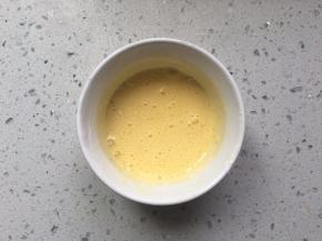 如果嫌一个个操作慢也可以将淀粉和鸡蛋混合搅匀