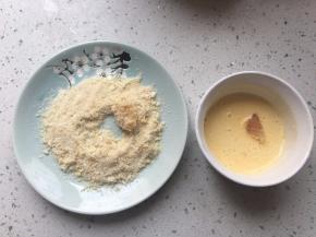 鸡肉在淀粉中蘸一圈，然后在蛋液里蘸一下，最后在面包糠中滚一遍