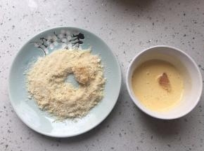 鸡肉在淀粉中蘸一圈，然后在蛋液里蘸一下，最后在面包糠中滚一遍