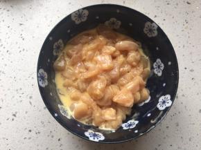 倒入鸡肉中拌匀