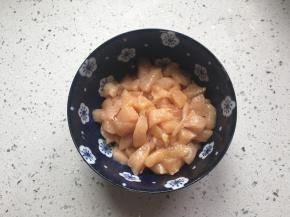 用手抓匀，腌制半小时