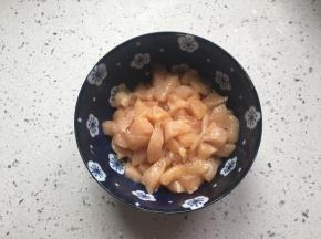 用手抓匀，腌制半小时