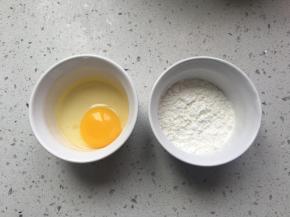 将刚才腌鸡肉剩下的鸡蛋打在碗里，淀粉准备好，面包糠准备好