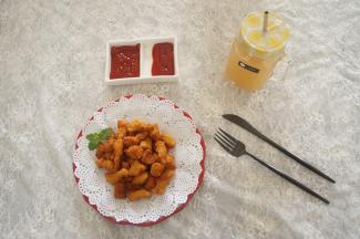 盘子上垫张吸油纸，将炸好的鸡米花控油放入盘中，配上自己喜欢的蘸酱就可以吃了