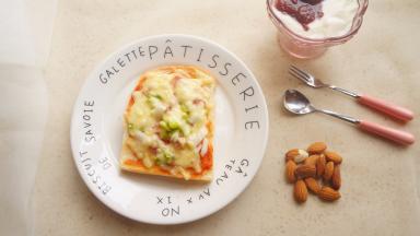 美味又快手的早餐就做好了，搭配一杯自制酸奶，一把坚果。就是一顿营养早餐了。