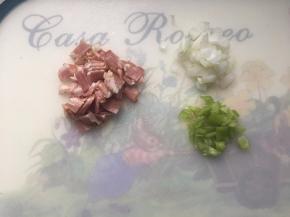 将培根，青椒和洋葱都切小块