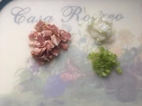 将培根，青椒和洋葱都切小块