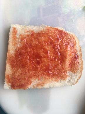 吐司片上抹一层番茄沙司或者披萨酱