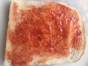 吐司片上抹一层番茄沙司或者披萨酱