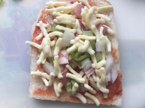 放培根和青椒洋葱，再撒一层芝士碎