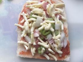 放培根和青椒洋葱，再撒一层芝士碎