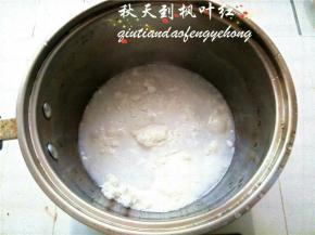 将杏仁粉放入小锅中，加入200克清水搅拌溶解。