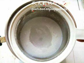 为了保证口感的细滑，用筛子过滤了一遍。