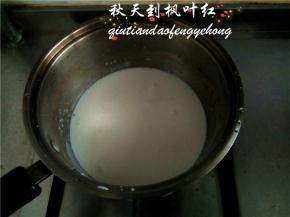 加入糖粉后放入煤气灶上煮开后关火。