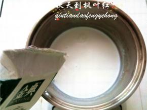 将纯牛奶倒进奶锅里拌匀。