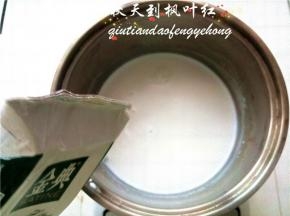 将纯牛奶倒进奶锅里拌匀。