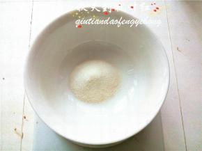 鱼胶粉中加入部分上述液体拌匀至融化。