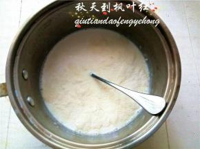 加入融化的鱼胶粉，边加边搅拌。