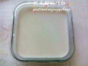 将杏仁汁倒入容器里放进冰箱冷藏3小时