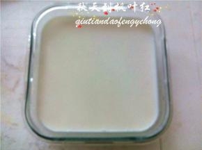 将杏仁汁倒入容器里放进冰箱冷藏3小时