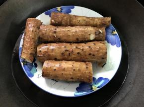 1、把山药洗净后切段放入蒸锅蒸熟悉至软面。（我因为过敏所以用先蒸熟再去皮的方法）