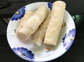 2、把蒸好的山药剥去外皮。