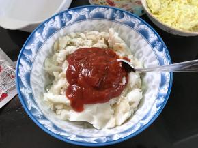 3、把去了皮的山药压成泥，放入100克意面酱。