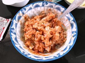 4、用勺子翻拌均匀。