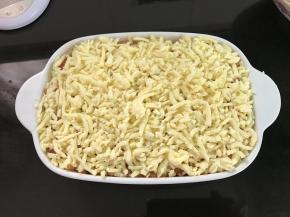 6、再撒上一层马苏里拉芝士。