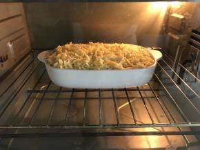 7、放入预热好的烤箱，中层，200度，15分钟至表面的芝士上色即可。