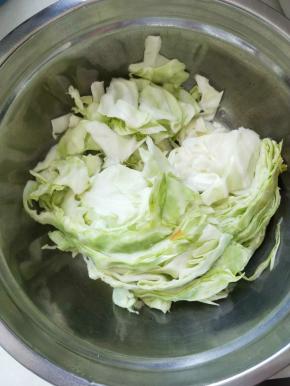 橄榄菜洗净切条状，