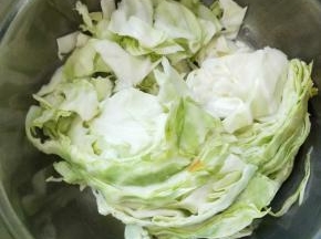 橄榄菜洗净切条状，
