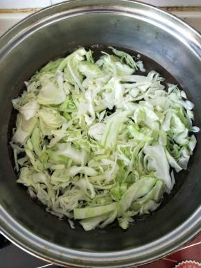锅内水烧开，放入橄榄菜焯熟控干水分备用。