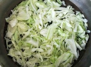 锅内水烧开，放入橄榄菜焯熟控干水分备用。