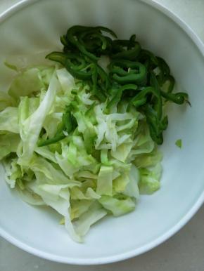 焯一个青椒切丝